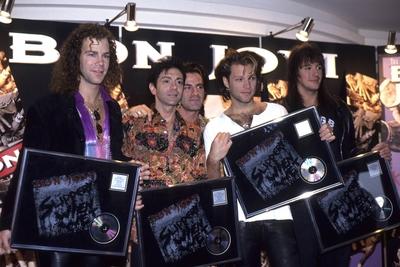 Bildnummer: 56937349  Datum: 15.04.1992  Copyright: imago/Future ImagePlatin Verleihung f?r das Bon Jovi-Album Slippery when wet in M?nchen David Bryan, Alec John Such, Tico Torres, Jon Bon Jovi, Richie Sambora (Bon Jovi) People Musik Verleihung Schallplatte Platte xmk x0x 1992 quer Musiker Keyboarder Bassist Schlagzeuger Drummer S?nger Gitarrist Rock  56937349 Date 15 04 1992 Copyright Imago Future Image Platinum award Ceremony for the Bon Jovi Album SLIPPERY When Wet in Munich David Bryan Alec John Search Tico Torres Jon Bon Jovi Richie Sambora Bon Jovi Celebrities Music award Ceremony Record Plate xmk x0x 1992 horizontal Musician Keyboardist Bassist Drummer Drummer Singer Guitarist Rock-stock-foto