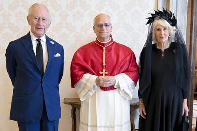 ITALY - REL -  POPE FRANCIS RECEIVES  KING CHARLES III AND QUEEN CAMILLA OF THE UNITED KINGDOM 2025/10/23-stock-foto
