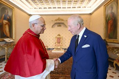 ITALY - REL -  POPE FRANCIS RECEIVES  KING CHARLES III AND QUEEN CAMILLA OF THE UNITED KINGDOM 2025/10/23-stock-foto