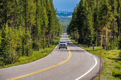 Highway im Yellowstone-Nationalpark Highway in Yellowstone National Park, Wyoming, USA Copyright: xZoonar.com/NikolaixOk-stock-foto