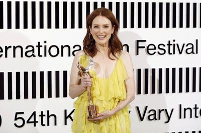 Julianne Moore mit dem Preis f?r ihr Lebenswerk bei der Er?ffnung vom 54. Internationalen Filmfestival Karlovy Vary 201-stock-foto