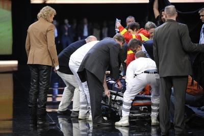 Bildnummer: 54707413  Datum: 04.12.2010  Copyright: imago/Sven SimonModerator Thomas GOTTSCHALK (li.) beobachtet entsetzt die Versorgung des verletzten Wettkandidaten Samuel KOCH, Wetten dass...? aus D?sseldorf, 04.12.2010. People Entertainment TV Fernsehshow Abbruch Unfall Sturz kbdig xdp 2010 quer premiumd Fernsehshow ZDF dass ..? Wetten Talk auf der Couch Unterhaltung Fernsehen Zweites Deutsches Fernsehen Samstagabendshow Hauptabendprogramm Prime time aktuellVermischtes o0 Sanit?ter, Erste Hilfe, medizinische VersorgungBildnummer 54707413 Date 04 12 2010 Copyright Imago Sven Simon presenter Thomas Gottschalk left observed horrified the Supply the injured Wettkandidaten Samuel Cook Bets that out Dusseldorf 04 12 2010 Celebrities Entertainment TV TV Demolition Accident Fall Kbdig XDP 2010 horizontal premiumd TV ZDF that Bets Talk on the Couch Entertainment Television Second German Television Saturday evening show  Prime Time aktuellVermischtes o0 Medics First Help medical Supply-stock-foto