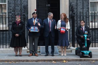 Prime Minister, Keir Starmer Buys Poppy-stock-foto