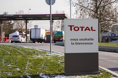 Gennevilliers, France February 11, 2021 - Inauguration on a Total site of the largest natural gas station for vehicles a-stock-foto