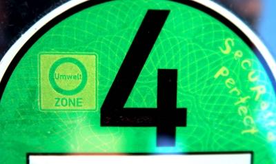 Eine Kraftfahrzeug Umweltplakette der Klasse 4 ist an einem Dieselfahrzeug angebracht *** A Class 4-stock-foto