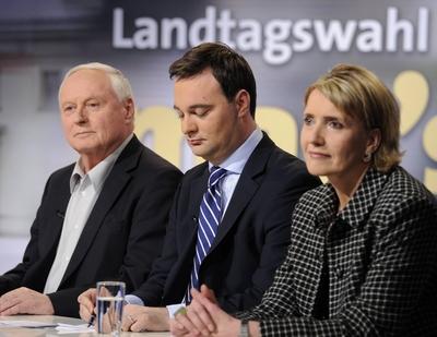 Die Talkrunde der Spitzenkandidaten der Saarl?ndischen Landtagswahl beim Saarl?ndischen Rundfunk in-stock-foto