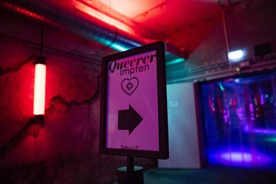 New Bilder des Tages Schild Queerer Impfen im Club Schwuz in Berlin am 5. Februar 2022. Queerer Impfen Aktion im Berline-stock-foto