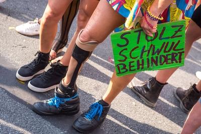 Christopher Street Day in Berlin Deutschland, Berlin - 27/07/2019: Im Bild sind die Beine eines Teilnehmers mit einem S-stock-foto