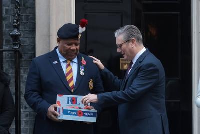 Prime Minister, Keir Starmer Buys Poppy-stock-foto