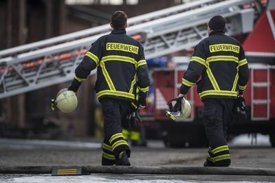 Zwei Feuerwehrmaenner, aufgenommen in Goerlitz, 26.02.2019. Goerlitz Deutschland *** Two firemen recorded in Goerlitz 2-stock-foto