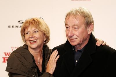 Schauspielerin Ursela Monn (li., GER) in m?nnlicher Begleitung anl?sslich der Premiere des Films - Wo ist Fred? - in Be-stock-foto