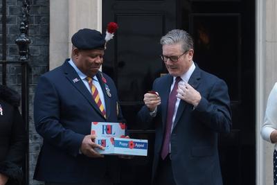 Prime Minister, Keir Starmer Buys Poppy-stock-foto
