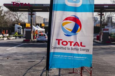 Gennevilliers, France February 11, 2021 - Inauguration on a Total site of the largest natural gas station for vehicles a-stock-foto