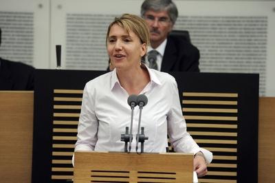 Bildnummer: 54434165  Datum: 15.09.2010  Copyright: imago/Becker&BredelDr. Simone Peter (Die Gr?nen), Ministerin f?r Umwelt, Energie und Verkehr, fotografiert am Mittwoch (15.09.2010) bei der Plenarsitzung im Landtag des Saarlandes in Saarbr?cken. Politik People GER Landespolitik Landtag kbdig xub 2010 quer Plenarsitzung Sitzung Plenar Person Landtag Landtag des Saarlandes Dr. Simone Peter Die Gr?nen Gr?ne Gr?nenpartei Ministerin Umweltministerin Debatte reden Redner Rednerpult Rede quer Portr?t Bildnummer 54434165 Date 15 09 2010 Copyright Imago  Dr Simone Peter the Greens Minister for Environment Energy and Traffic photographed at Wednesday 15 09 2010 at the Plenary session in Landtag the Saarland in Saarbr?cken politics Celebrities ger regional government Landtag Kbdig  2010 horizontal Plenary session Meeting plenar Person Landtag Landtag the Saarland Dr Simone Peter the Greens green Green Party Minister Environment Minister Debate Speeches Speakers Lectern Speech horizontal Portrait-stock-foto