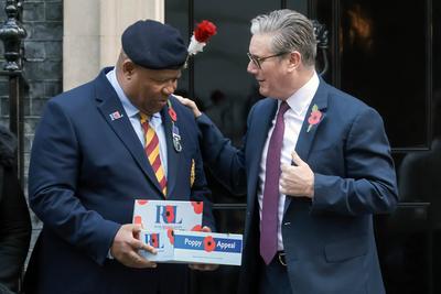 Prime Minister, Keir Starmer Buys Poppy-stock-foto