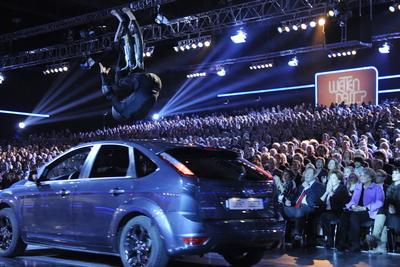 Bildnummer: 54707403  Datum: 04.12.2010  Copyright: imago/Sven SimonWettkandidat Samuel KOCH w?hrend seiner Wettaktion, Wette Autos, springt mit Sprungfedern ?ber fahrende Autos, wobei er sich schliesslich verletzt, Wetten dass...? aus D?sseldorf, 04.12.2010. People Entertainment TV Fernsehshow Abbruch Unfall Sturz kbdig xdp 2010 quer premiumdBildnummer 54707403 Date 04 12 2010 Copyright Imago Sven Simon Wettkandidat Samuel Cook during his Wettaktion Bet Cars jumps with Springs above Travellers Cars where he to Finally injured Bets that out Dusseldorf 04 12 2010 Celebrities Entertainment TV TV Demolition Accident Fall Kbdig XDP 2010 horizontal premiumd-stock-foto