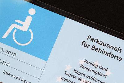 Winden Themenbild - Schwerbehindertenausweis, Parkausweis fuer Behinderte Themenbild - Schwerbehindertenausweis, Parkaus-stock-foto