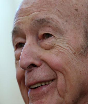 L ancien President francais Valery Giscard d Estaing presente sont livre La victoire de la grande armee au ministere de-stock-foto