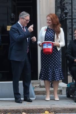 Prime Minister, Keir Starmer Buys Poppy-stock-foto