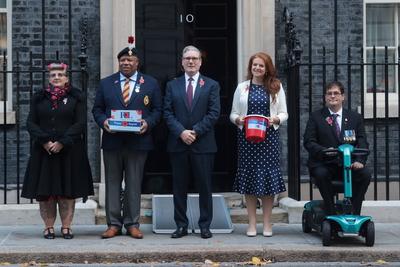Prime Minister, Keir Starmer Buys Poppy-stock-foto