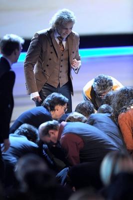 Bildnummer: 54707348  Datum: 04.12.2010  Copyright: imago/STAR-MEDIAFernsehmoderator Thomas Gottschalk ( GER ) und Fernsehmoderatorin Michelle Hunziker ( SUI ) w?hrend der ZDF - Sendung Wetten , dass...? am 04.12.2010 live aus D?sseldorf. +++ W?hrend der Livesendung am Samstag Abend kam es bei der ersten Wette zu einem schweren Unfall, die Sendung wurde abgebrochen. Der 23j?hrige Wettkandidat Samuel Koch hatte gewettet, ?ber 5 fahrende Autos mit Power-Jumpern zu springen. Nach dem Sprung ?ber das 3. Auto, an dessen Steuer sein Vater Christoph sass, st?rze Koch auf sein Gesicht und blieb regungslos liegen. Derzeit wird er in der Uniklinik D?sseldorf untersucht und behandelt. People Entertainment TV Fernsehshow Abbruch Unfall Sturz kbdig xdp 2010 hoch premiumd best?rzt Best?rzung Entsetzen entsetzt erschrocken fassungslos o0 medizinische Versorgung, Erste HilfeBildnummer 54707348 Date 04 12 2010 Copyright Imago Star Media TV presenter Thomas Gottschalk ger and TV presenter Michelle Hunziker SUI during the ZDF Consignment Bets that at 04 12 2010 Live out Dusseldorf  during the Live broadcast at Saturday Evening came it at the first Bet to a serious Accident the Consignment was canceled the 23 year old Wettkandidat Samuel Cook had bet above 5 Travellers Cars with Power Jumpers to Jump after the Jump above the 3 Car to it Tax be Father Christoph Sass Falls Cook on be Face and remained motionless lie currently will he in the University Hospital Dusseldorf investigated and treated Celebrities Entertainment TV TV Demolition Accident Fall Kbdig XDP 2010 vertical premiumd dismayed Dismay Horror horrified frightened Stunned o0 medical Supply First Help-stock-foto