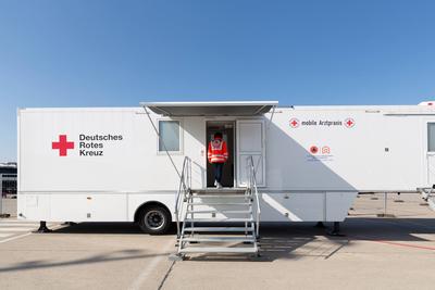 Berlin, Deutschland, DEU - DRK Notunterkuenfte sowie mobile Arztpraxis fuer ukrainische Kriegsfluechtlinge auf dem Rollf-stock-foto
