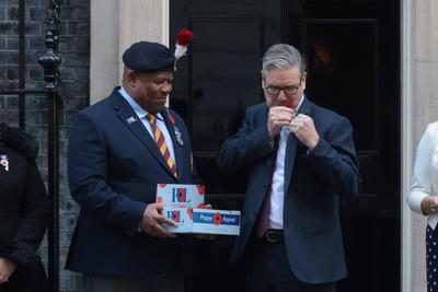 Prime Minister, Keir Starmer Buys Poppy-stock-foto