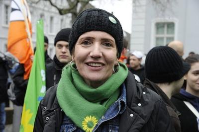 1000 Demonstranten protestieren in Saarbr?cken am Samstag 25 2 2012 gegen das ACTA Abkommen und f?-stock-foto