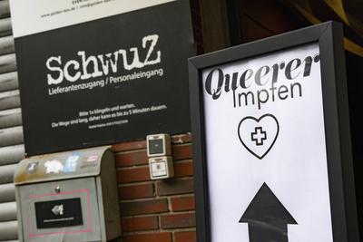 Schild Queerer Impfen am Eingang vom Club Schwuz in Berlin am 5. Februar 2022. Queerer Impfen Aktion im Berliner Club S-stock-foto