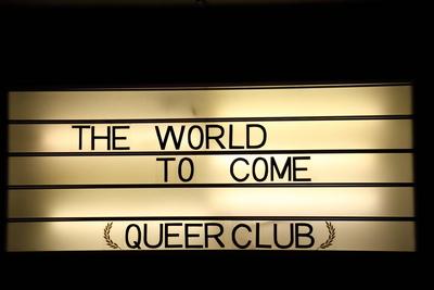 Leuchtschrift The World To Come Queer Club w?hrend der Fotoprobe f?r die Konzertinstallation The World To Come im Vollg-stock-foto