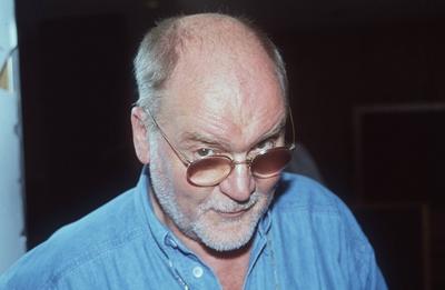 Bildnummer: 56729805  Datum: 01.08.1990  Copyright: imago/teutopressHanns Dieter H?sch (Kabarettist) 08/90 h?r Mann Kabarett Komik Comedy Satiriker Satire Schauspiel Schauspieler Autor Literatur Schriftstellerei Buch grauhaarig kurzhaarig Stoppelschnitt Bart Dreitagebart Brille Schmuck Kette leger Hemd Jeanshemd stehend Saal Halle dunkel Portrait quer nachdenklich fragend von unten schauend ?ber den Brillenrand hinweg People Shooting a xdp x0x 1990 quer  56729805 Date 01 08 1990 Copyright Imago teutopress Hanns Dieter H?sch Comedian 08 90 hearing Man Cabaret comic Comedy Satirist Satire Acting Actor Author Literature Writing Book grauhaarig short  Beard Three days beard Glasses Jewellery Chain casual Shirt Denim shirt standing Room Hall dark Portrait horizontal contemplative questioningly from below looking above the Glasses margins across Celebrities Shooting a XDP x0x 1990 horizontal-stock-foto