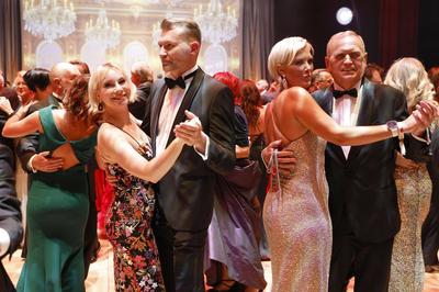 Susanne Klehn mit Freund Michael Heinz, Kamilla Senjo mit Vater-stock-foto