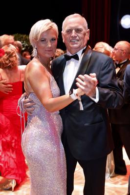 Kamilla Senjo mit Vater-stock-foto