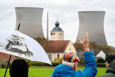 Zuschauer mit Star Wars Regenschirm warten auf die Sprengung der K?hlt?rme des stillgelegten Kernkraftwerks Gundremmingen, Kirche St. Peter und Paul in Petersw?rth, kurz vor Sprengung um 12 Uhr, Gundremmingen, 25. Oktober 2025-stock-foto