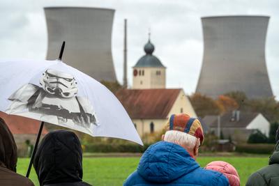 Zuschauer mit Star Wars Regenschirm warten auf die Sprengung der K?hlt?rme des stillgelegten Kernkraftwerks Gundremmingen, Kirche St. Peter und Paul in Petersw?rth, kurz vor Sprengung um 12 Uhr, Gundremmingen, 25. Oktober 2025-stock-foto