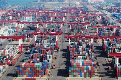 QINGDAO, CHINA - NOVEMBER 08: Containers sit stacked at Qingdao Port on November 8, 2018 in Qingdao, Shandong Province-stock-foto