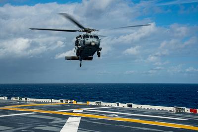PACIFIC OCEAN (Oct. 4, 2022) An MH-60S Sea Hawk helicopter from Helicopter Sea Combat Squadron (HSC) 25, Det. 6, lands o-stock-foto