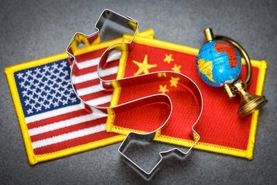 Dollarzeichen auf den Fahnen von USA und China mit Globus Handelskrieg *** Dollar sign on the flags-stock-foto
