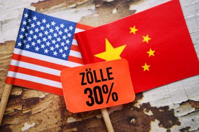 FOTOMONTAGE, Fahnen von den USA und China mit Preisschild und Aufschrift 30% Z?lle, Symbolfoto Zoll-Streit zwischen USA-stock-foto