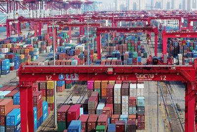 QINGDAO, CHINA - NOVEMBER 08: Containers sit stacked at Qingdao Port on November 8, 2018 in Qingdao, Shandong Province-stock-foto