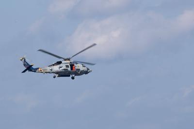 An MH-60R Sea Hawk, attached to the Spartans of Helicopter Maritime Strike Squadron (HSM) 70, conducts security during a-stock-foto