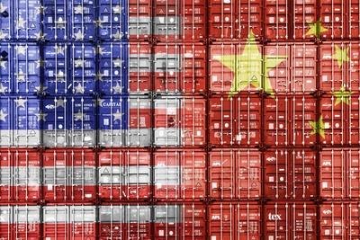 Gestapelte Container in den Nationalfarben von den USA und der Volksrepublik China, Symbolfoto Handelsstreit *** Stacke-stock-foto