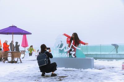 CHENGDU, CHINA - OCTOBER 26: Tourists enjoy leisure on Xiling Snow Mountain amid a snowfall on October 26, 2025 in Cheng-stock-foto
