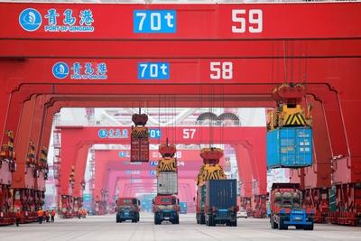 QINGDAO, CHINA - NOVEMBER 08: Containers are unloaded at Qingdao Port on November 8, 2018 in Qingdao, Shandong Province-stock-foto