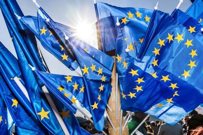 Europafahnen leuchten im Sonnenlicht, F?hnchen flattern im Gegenlicht der Sonne, M?nchen, Februar 2025-stock-foto