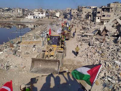 he Turkish Humanitarian Peace Foundation announced that it has begun rubble removal and cleanup work in the northern Gaza Strip-stock-foto