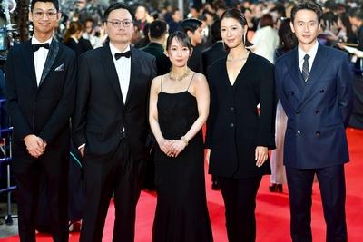 TOKYO, JAPAN - OCTOBER 27: The cast and crew of Double Happiness arrive at the red carpet for the opening ceremony at th-stock-foto