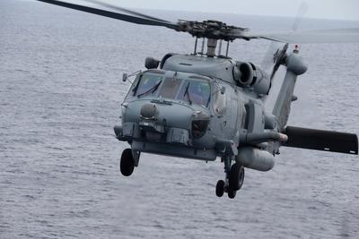 An MH-60R Sea Hawk, attached to the Spartans of Helicopter Maritime Strike Squadron (HSM) 70, approaches the first-in-cl-stock-foto