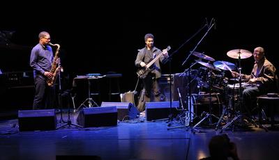1/ DeJohnette ? Coltrane ? Garrison JACK DEJOHNETTE, drummer, MATT GARRISON, bassist, RAVI COLTRANE, Saxophonist im Hau-stock-foto