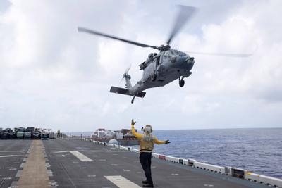 220915-N-XN177-2254 PHILIPPINE SEA (Sept. 15, 2022) An MH-60S Sea Hawk helicopter assigned to Helicopter Sea Combat Squa-stock-foto